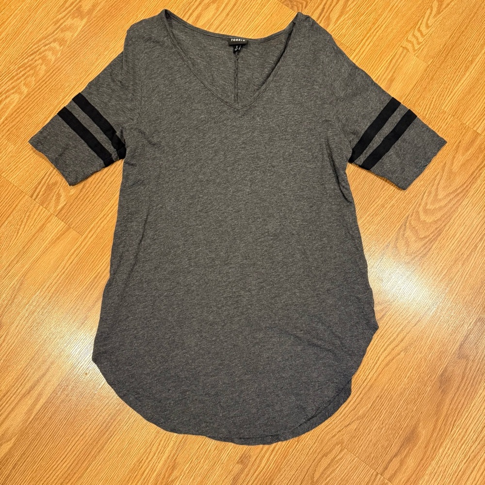 Torrid Charcoal V-Neck Tee with Black Stripes Sz L‎